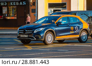 Прокатный автомобиль краткосрочной аренды сервиса "Белка-кар" на московской улице (2018 год). Редакционное фото, фотограф Сергей Неудахин / Фотобанк Лори