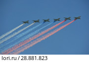 Группа штурмовиков Су-25 "Грач" дымят цветами российского флага в небе над Красной площадью во время парада, посвященного Победе в Великой Отечественной войне (2016 год). Редакционное фото, фотограф lana1501 / Фотобанк Лори
