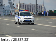 Патрульная машина 1 СБ ДПС ГИБДД на дороге. Крымский мост. Район Якиманка. Город Москва (2016 год). Редакционное фото, фотограф lana1501 / Фотобанк Лори