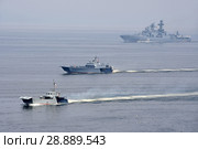 Владивосток, день ВМФ, парад кораблей. Десантные катера, бортовые номера 650, 685. Большой противолодочный корабль Тихоокеанского флота России Адмирал Трибуц (2018 год). Редакционное фото, фотограф Овчинникова Ирина / Фотобанк Лори