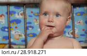Baby girl finger sucking mouth, development of the child. Стоковое видео, видеограф Иван Карпов / Фотобанк Лори