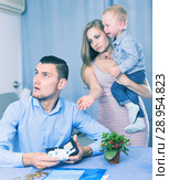 woman with crying son extorting money. Стоковое фото, фотограф Яков Филимонов / Фотобанк Лори