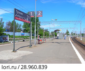 Пассажирские платформы станции Тучково. Посёлок городского типа Тучково. Рузский район. Московская область (2015 год). Стоковое фото, фотограф lana1501 / Фотобанк Лори