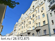 Москва Яковоапостольский переулок дом № 11-13 — доходный дом С. Е. Шугаева (1912, арх. И. Г. Кондратенко) в ясную погоду (2018 год). Стоковое фото, фотограф Овчинникова Ирина / Фотобанк Лори