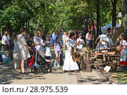Москва, люди гуляют по Чистопрудному бульвару в период проведения фестиваля "Времена и эпохи" в солнечный день (2018 год). Редакционное фото, фотограф Овчинникова Ирина / Фотобанк Лори