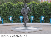 Памятник Остапу Бендеру в Элисте, Республика Калмыкия (2018 год). Редакционное фото, фотограф Михаил Марковский / Фотобанк Лори
