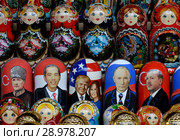 Матрешки с изображением мировых политиков Владимира Путина, Дональда Трампа и Реджепа Эрдогана на прилавке сувенирной продукции в Москве, Россия (2018 год). Редакционное фото, фотограф Free Wind / Фотобанк Лори