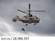 Спасатель десантируется с пожарно-спасательного вертолета Ка-32А МЧС России на аэродроме Мячково (2018 год). Редакционное фото, фотограф Free Wind / Фотобанк Лори