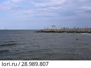 Смотровая площадка на берегу каспийского моря. Город Каспийск, Республика Дагестан (2018 год). Редакционное фото, фотограф Алексей Гусев / Фотобанк Лори