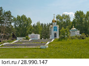 Россия,  Сибирь, Тюменская область, трактир Дубрава на трассе  404 Тюмень-Ханты-Мансийск и придорожная часовня (2018 год). Стоковое фото, фотограф Александр Циликин / Фотобанк Лори
