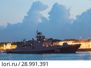 Санкт-Петербург. Военный корабль на параде в день ВМФ. Сторожевой корабль «Адмирал Макаров» проекта 11356 ВМС России (2018 год). Редакционное фото, фотограф Литвяк Игорь / Фотобанк Лори