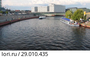 Река, город и мост Густав Хайнеманн  (Gustav-Heinemann-Brucke). Берлин, Германия (2018 год). Стоковое видео, видеограф Вадим Хомяков / Фотобанк Лори