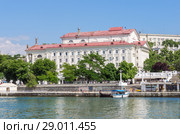 Ancient building on Nakhimov Avenue. View from the sea. Russia, the peninsula of Crimea, the city of Sevastopol. 06/10/2018: Pier on the Kornilov waterfront and the Lunacharsky Theater building. Стоковое фото, фотограф Вадим Орлов / Фотобанк Лори