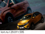 Автомобиль Lada XRAY Cross во время презентации новых моделей Lada семейства Granta в новой ИКС-стилистике на московском международном автомобильном салоне (ММАС – 2018) в МВЦ "Крокус Экспо", Россия. Редакционное фото, фотограф Николай Винокуров / Фотобанк Лори