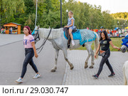 Зона отдыха "Тропарево". Ландшафтный заказник "Теплый Стан". Прокат лошадей (2018 год). Редакционное фото, фотограф Светлана Голинкевич / Фотобанк Лори