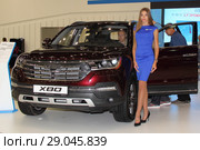 Московский международный автосалон ММАС 2018 в "Крокус Экспо" — китайский автомобиль Lifan X80 и девушка стендистка. Редакционное фото, фотограф Илья Илмарин / Фотобанк Лори
