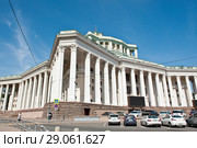 Центральный академический театр Российской армии (ЦАТРА). Летний солнечный день. Москва (2018 год). Редакционное фото, фотограф E. O. / Фотобанк Лори