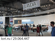 Выставочный стенд автоконцерна «АвтоВАЗ» на автосалоне в Москве (2018 год). Редакционное фото, фотограф Дмитрий Неумоин / Фотобанк Лори