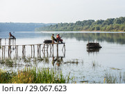 Летний пейзаж с  рыбаками ловящеми рыбу на реке (2018 год). Редакционное фото, фотограф Игорь Низов / Фотобанк Лори
