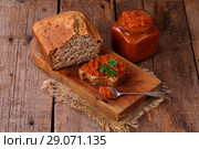 Икра баклажанная с домашним хлебом на сыворотке. Стоковое фото, фотограф Марина Володько / Фотобанк Лори
