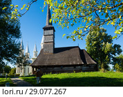 Wooden and new church in Remetea Chioarului, Romania (2017 год). Стоковое фото, фотограф Яков Филимонов / Фотобанк Лори