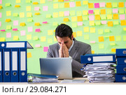 Businessman having trouble with his priorities. Стоковое фото, фотограф Elnur / Фотобанк Лори