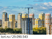 Строительство нового дома  на фоне городского пейзажа . Стоковое фото, фотограф Сергеев Валерий / Фотобанк Лори