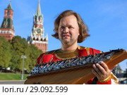 Portrait of a musician with old Russian music instrument gusli (2018 год). Стоковое фото, фотограф Алексей Кузнецов / Фотобанк Лори