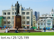 Памятник Максиму Горькому на площади Тверская Застава в Москве (2018 год). Редакционное фото, фотограф Александр Замараев / Фотобанк Лори