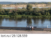 Город Дзержинск, люди на Окской набережной (2018 год). Редакционное фото, фотограф Дмитрий Неумоин / Фотобанк Лори