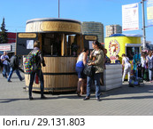 Продажа Очаковского кваса на улице. Город Мытищи. Мытищинский район. Московская область (2015 год). Редакционное фото, фотограф lana1501 / Фотобанк Лори