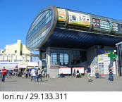 Торгово-пешеходный мост-конкорс, построенный в 2004 году. Железнодорожная станция "Мытищи". Город Мытищи. Московская область (2015 год). Редакционное фото, фотограф lana1501 / Фотобанк Лори