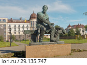 Россия, Сибирь, Тюменская область, Тобольск, памятник  Федору Михайловичу Достоевскому (2018 год). Редакционное фото, фотограф Александр Циликин / Фотобанк Лори