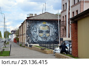 Граффити на доме в Казани (2017 год). Редакционное фото, фотограф Светлана Колобова / Фотобанк Лори