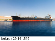 Oil tanker loading in new port of Aqaba (2018 год). Стоковое фото, фотограф EugeneSergeev / Фотобанк Лори