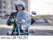 Женщина мотоциклистка сидит на мотоцикле. Стоковое фото, фотограф Кекяляйнен Андрей / Фотобанк Лори