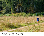 Женщина на пробежке на лесной тропинке (2018 год). Редакционное фото, фотограф Сергей Неудахин / Фотобанк Лори