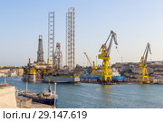 Сенглея, Мальта. Морские буровые платформы и суда на территории судоремонтного завода в бухте Френч-Крик (2016 год). Редакционное фото, фотограф Rokhin Valery / Фотобанк Лори