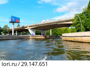 Река Преголя. Эстакадный мост. Калининград (2018 год). Редакционное фото, фотограф Александр Щепин / Фотобанк Лори