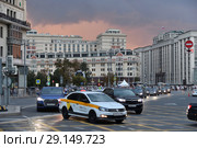 Moscow, Russia - September 22. 2018. traffic on theatrical passage one of main streets. Редакционное фото, фотограф Володина Ольга / Фотобанк Лори