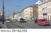 Троллейбус маршрута №11 подъезжает к остановке на Невском проспекте. Санкт-Петербург (2018 год). Редакционное видео, видеограф Виктор Карасев / Фотобанк Лори