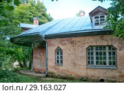Английский домик. Дворцово-парковый ансамбль Сергиевка. Петергоф. Санкт-Петербург (2018 год). Редакционное фото, фотограф Румянцева Наталия / Фотобанк Лори