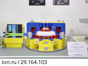 Макет термоядерной установки Токамак Т-15 (тороидальная камера с магнитными катушками) Курчатовского института на Международном военно-техническом форуме "Армия-2018" Редакционное фото, фотограф Игорь Долгов / Фотобанк Лори