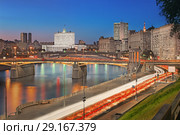 Вид на Московский Дом Правительства с Ростовской набережной. Съемка 2018 года. Редакционное фото, фотограф Дмитрий Данилкин / Фотобанк Лори