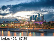 Вид на Киевский вокзал с Ростовской набережной в Москве. Съемка 2018 года. Редакционное фото, фотограф Дмитрий Данилкин / Фотобанк Лори