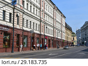 Москва. Дом на улице Лубянский проезд, 27/1 ст1, Солянский проезд, 1, Большой Спасоглинищевский переулок, 14 со стороны Солянского проезда (2018 год). Редакционное фото, фотограф Овчинникова Ирина / Фотобанк Лори