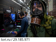 Люди играют в новую компьютерную игру "Метро 2033: Исход" на стенде компании Бука на выставке "Игромир 2018" в городе Москве, Россия. Редакционное фото, фотограф Николай Винокуров / Фотобанк Лори