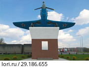 Город Кашира. Макет самолета ЯК-9 "Каширский школьник" на постаменте (2018 год). Редакционное фото, фотограф Зобков Юрий / Фотобанк Лори