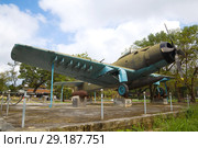 Американский самолет AD-6 (Douglas A-1 Skyraider) в экспозиции трофейной  военной техники в городском музее. Хюэ, Вьетнам (2016 год). Редакционное фото, фотограф Виктор Карасев / Фотобанк Лори