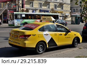 Voronezh, Russia - August 23. 2018 Car Yandex Taxi - online taxi service via mobile application. Редакционное фото, фотограф Володина Ольга / Фотобанк Лори
